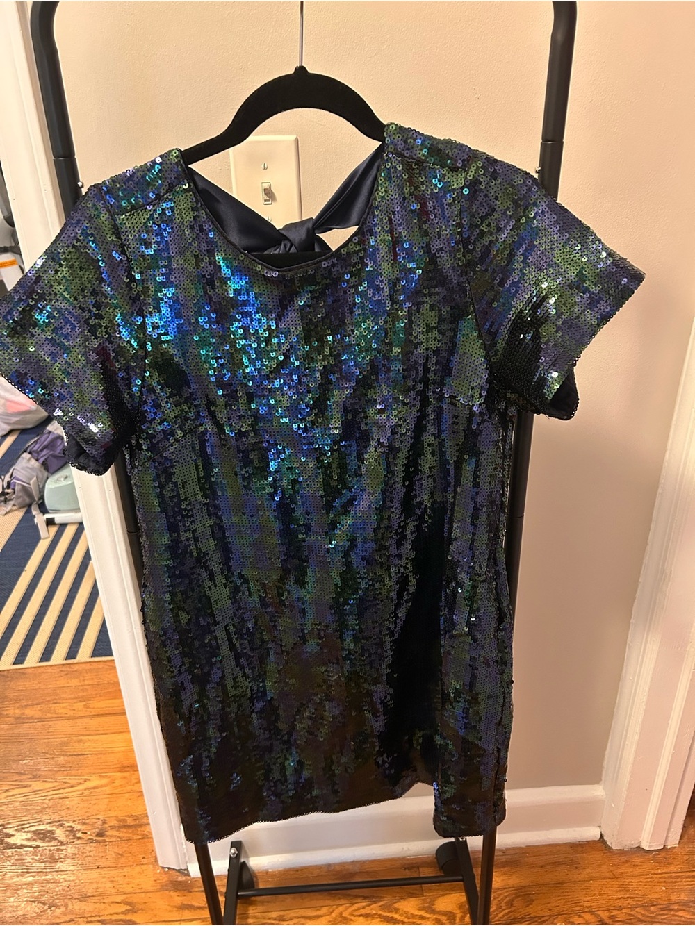 crown & ivy Iridescent Sequin Shift Top in Blue and Green
